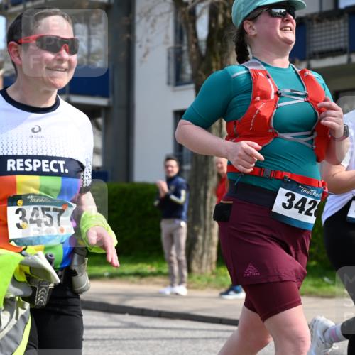 12.04.2026 - 45. Internationalen Wilhelmsburger Insellauf J. Mangold http://msf.ph/oto/9507303 12.04.2026 11:47:36 Ziel 3148, 3533, 3532, 3457 meine-sportfotos.de