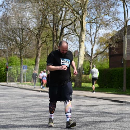 12.04.2026 - 45. Internationalen Wilhelmsburger Insellauf J. Mangold http://msf.ph/oto/9507341 12.04.2026 11:52:43 Ziel 3346 meine-sportfotos.de