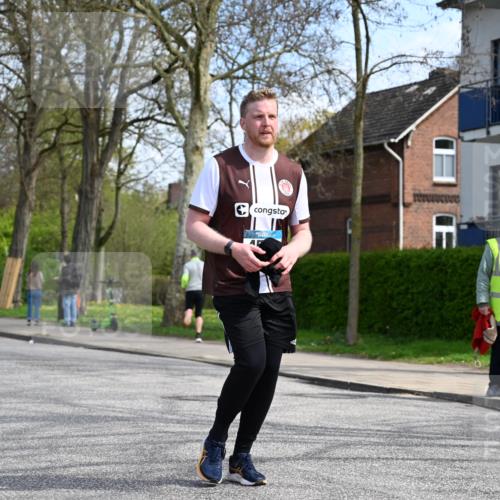 12.04.2026 - 45. Internationalen Wilhelmsburger Insellauf J. Mangold http://msf.ph/oto/9507359 12.04.2026 11:53:24 Ziel 4508, 2566, 2776 meine-sportfotos.de