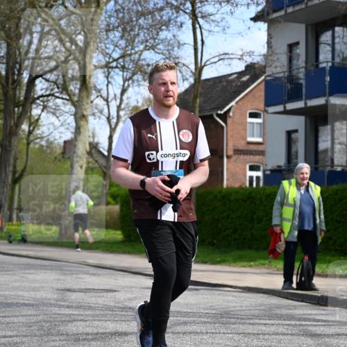 12.04.2026 - 45. Internationalen Wilhelmsburger Insellauf J. Mangold http://msf.ph/oto/9507363 12.04.2026 11:53:24 Ziel 4508, 2566, 2776 meine-sportfotos.de