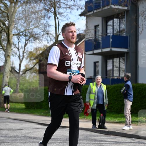 12.04.2026 - 45. Internationalen Wilhelmsburger Insellauf J. Mangold http://msf.ph/oto/9507367 12.04.2026 11:53:24 Ziel 4508, 2566, 2776 meine-sportfotos.de