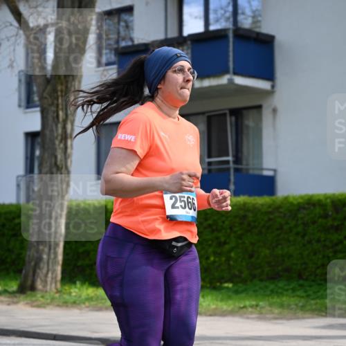 12.04.2026 - 45. Internationalen Wilhelmsburger Insellauf J. Mangold http://msf.ph/oto/9507388 12.04.2026 11:53:36 Ziel 4508, 2566, 2776, 2093 meine-sportfotos.de