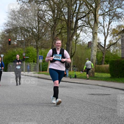 12.04.2026 - 45. Internationalen Wilhelmsburger Insellauf J. Mangold http://msf.ph/oto/9507423 12.04.2026 11:53:59 Ziel 2776, 2093, 2679, 2680 meine-sportfotos.de