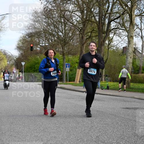 12.04.2026 - 45. Internationalen Wilhelmsburger Insellauf J. Mangold http://msf.ph/oto/9507448 12.04.2026 11:54:04 Ziel 2776, 2093, 2679, 2680 meine-sportfotos.de