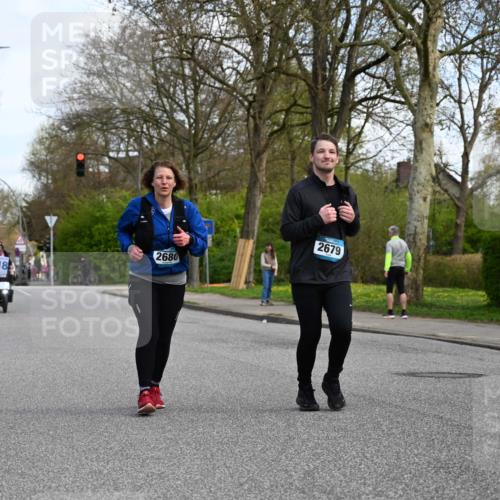 12.04.2026 - 45. Internationalen Wilhelmsburger Insellauf J. Mangold http://msf.ph/oto/9507452 12.04.2026 11:54:04 Ziel 2776, 2093, 2679, 2680 meine-sportfotos.de