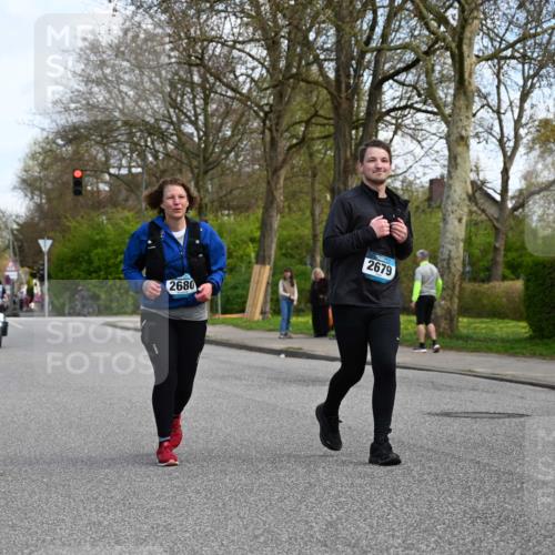 12.04.2026 - 45. Internationalen Wilhelmsburger Insellauf J. Mangold http://msf.ph/oto/9507454 12.04.2026 11:54:04 Ziel 2776, 2093, 2679, 2680 meine-sportfotos.de
