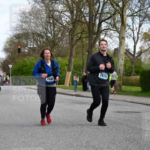 12.04.2026 - 45. Internationalen Wilhelmsburger Insellauf J. Mangold http://msf.ph/oto/9507455 12.04.2026 11:54:04 Ziel 2776, 2093, 2679, 2680 meine-sportfotos.de