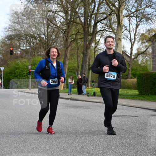 12.04.2026 - 45. Internationalen Wilhelmsburger Insellauf J. Mangold http://msf.ph/oto/9507459 12.04.2026 11:54:05 Ziel 2776, 2093, 2679, 2680 meine-sportfotos.de