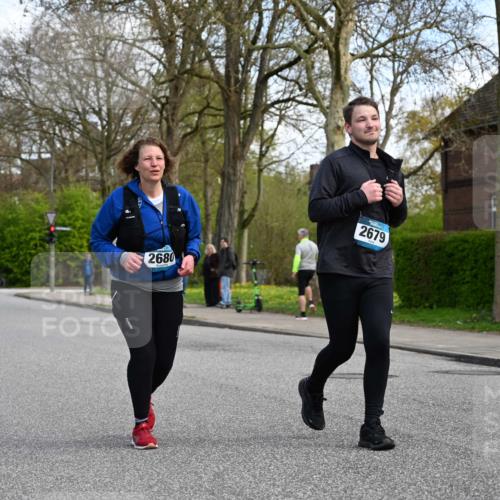 12.04.2026 - 45. Internationalen Wilhelmsburger Insellauf J. Mangold http://msf.ph/oto/9507463 12.04.2026 11:54:05 Ziel 2776, 2093, 2679, 2680 meine-sportfotos.de