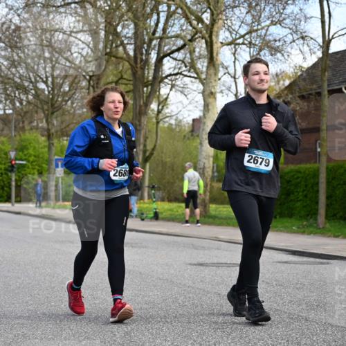 12.04.2026 - 45. Internationalen Wilhelmsburger Insellauf J. Mangold http://msf.ph/oto/9507466 12.04.2026 11:54:05 Ziel 2776, 2093, 2679, 2680 meine-sportfotos.de