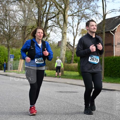 12.04.2026 - 45. Internationalen Wilhelmsburger Insellauf J. Mangold http://msf.ph/oto/9507469 12.04.2026 11:54:05 Ziel 2776, 2093, 2679, 2680 meine-sportfotos.de