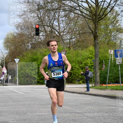 12.04.2026 - 45. Internationalen Wilhelmsburger Insellauf J. Mangold http://msf.ph/oto/9507522 12.04.2026 12:46:44 Ziel 3389, 5365, 3048, 5413, 4656, 5556, 5709, 3750, 3301 meine-sportfotos.de