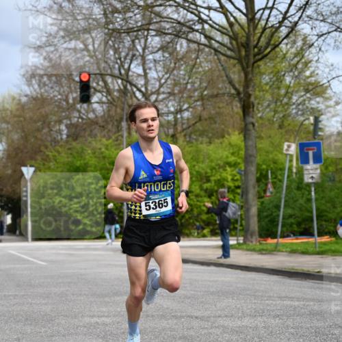 12.04.2026 - 45. Internationalen Wilhelmsburger Insellauf J. Mangold http://msf.ph/oto/9507523 12.04.2026 12:46:44 Ziel 3389, 5365, 3048, 5413, 4656, 5556, 5709, 3750, 3301 meine-sportfotos.de