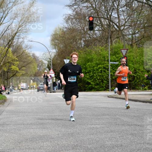 12.04.2026 - 45. Internationalen Wilhelmsburger Insellauf J. Mangold http://msf.ph/oto/9507588 12.04.2026 12:47:10 Ziel 5413, 4656, 5556, 5709, 3750, 3301, 4466, 5495, 3452, 4877, 4874 meine-sportfotos.de