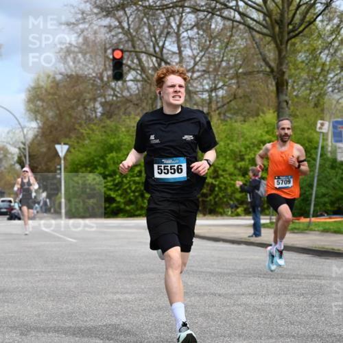 12.04.2026 - 45. Internationalen Wilhelmsburger Insellauf J. Mangold http://msf.ph/oto/9507599 12.04.2026 12:47:11 Ziel 5413, 4656, 5556, 5709, 3750, 3301, 4466, 5495, 3452, 4877, 4874 meine-sportfotos.de