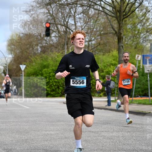 12.04.2026 - 45. Internationalen Wilhelmsburger Insellauf J. Mangold http://msf.ph/oto/9507600 12.04.2026 12:47:11 Ziel 5413, 4656, 5556, 5709, 3750, 3301, 4466, 5495, 3452, 4877, 4874 meine-sportfotos.de