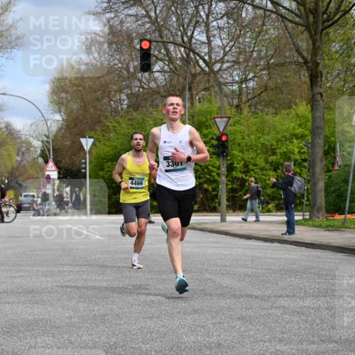 12.04.2026 - 45. Internationalen Wilhelmsburger Insellauf J. Mangold http://msf.ph/oto/9507610 12.04.2026 12:47:23 Ziel 5709, 3750, 3301, 4466, 5495, 3452, 4877, 4874, 5607, 5364 meine-sportfotos.de