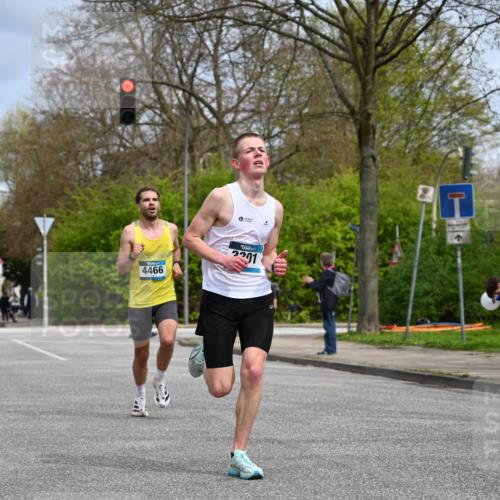 12.04.2026 - 45. Internationalen Wilhelmsburger Insellauf J. Mangold http://msf.ph/oto/9507615 12.04.2026 12:47:23 Ziel 5709, 3750, 3301, 4466, 5495, 3452, 4877, 4874, 5607, 5364 meine-sportfotos.de