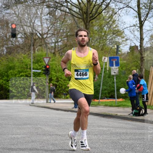 12.04.2026 - 45. Internationalen Wilhelmsburger Insellauf J. Mangold http://msf.ph/oto/9507627 12.04.2026 12:47:24 Ziel 5709, 3750, 3301, 4466, 5495, 3452, 4877, 4874, 5607, 5364 meine-sportfotos.de