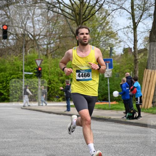 12.04.2026 - 45. Internationalen Wilhelmsburger Insellauf J. Mangold http://msf.ph/oto/9507628 12.04.2026 12:47:24 Ziel 5709, 3750, 3301, 4466, 5495, 3452, 4877, 4874, 5607, 5364 meine-sportfotos.de
