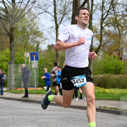 12.04.2026 - 45. Internationalen Wilhelmsburger Insellauf J. Mangold http://msf.ph/oto/9507662 12.04.2026 12:47:43 Ziel 5495, 3452, 4877, 4874, 5607, 5364, 5364, 5853 meine-sportfotos.de