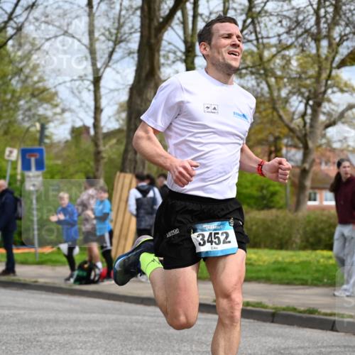 12.04.2026 - 45. Internationalen Wilhelmsburger Insellauf J. Mangold http://msf.ph/oto/9507663 12.04.2026 12:47:43 Ziel 5495, 3452, 4877, 4874, 5607, 5364, 5364, 5853 meine-sportfotos.de