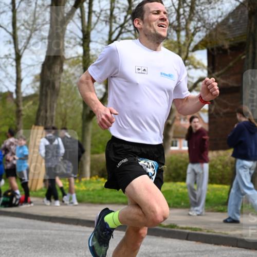 12.04.2026 - 45. Internationalen Wilhelmsburger Insellauf J. Mangold http://msf.ph/oto/9507664 12.04.2026 12:47:43 Ziel 5495, 3452, 4877, 4874, 5607, 5364, 5364, 5853 meine-sportfotos.de