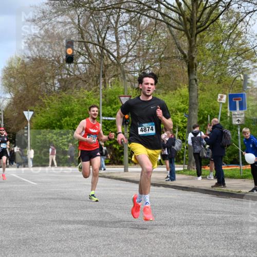 12.04.2026 - 45. Internationalen Wilhelmsburger Insellauf J. Mangold http://msf.ph/oto/9507669 12.04.2026 12:47:52 Ziel 3452, 4877, 4874, 5607, 5364, 5853, 3159 meine-sportfotos.de