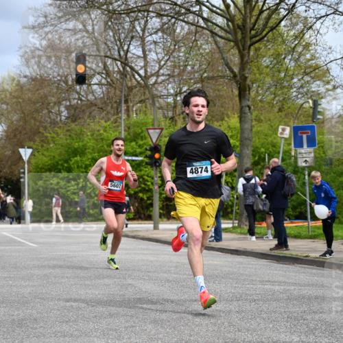 12.04.2026 - 45. Internationalen Wilhelmsburger Insellauf J. Mangold http://msf.ph/oto/9507670 12.04.2026 12:47:52 Ziel 3452, 4877, 4874, 5607, 5364, 5853, 3159 meine-sportfotos.de