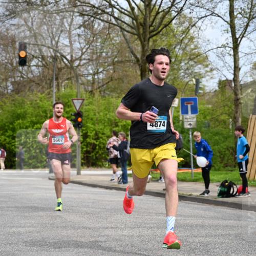 12.04.2026 - 45. Internationalen Wilhelmsburger Insellauf J. Mangold http://msf.ph/oto/9507673 12.04.2026 12:47:53 Ziel 4877, 4874, 5607, 5364, 5853, 3159 meine-sportfotos.de