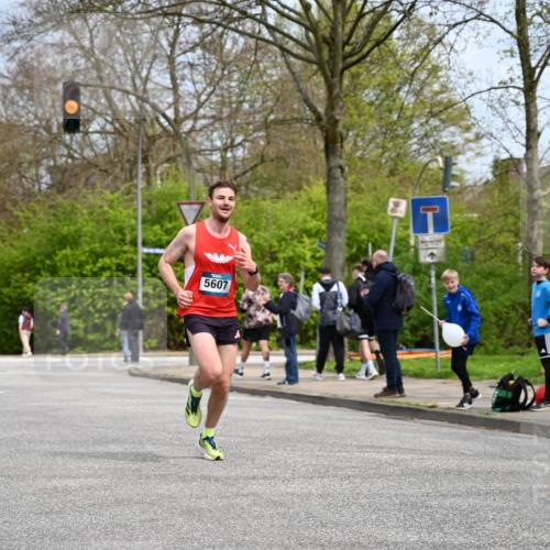 12.04.2026 - 45. Internationalen Wilhelmsburger Insellauf J. Mangold http://msf.ph/oto/9507678 12.04.2026 12:47:53 Ziel 4877, 4874, 5607, 5364, 5853, 3159 meine-sportfotos.de