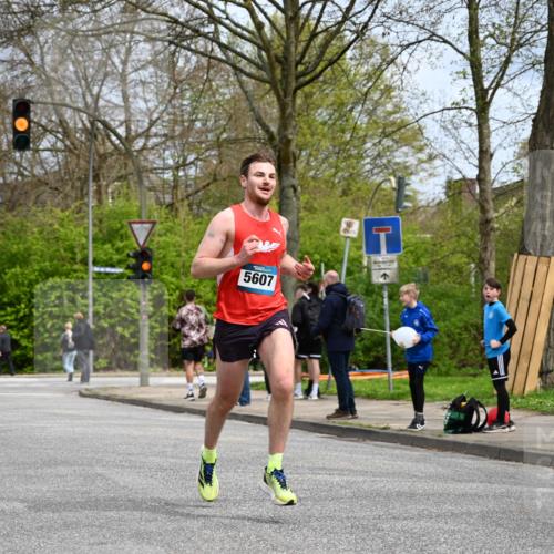 12.04.2026 - 45. Internationalen Wilhelmsburger Insellauf J. Mangold http://msf.ph/oto/9507683 12.04.2026 12:47:53 Ziel 4877, 4874, 5607, 5364, 5853, 3159 meine-sportfotos.de
