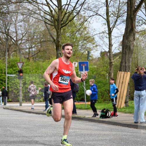 12.04.2026 - 45. Internationalen Wilhelmsburger Insellauf J. Mangold http://msf.ph/oto/9507685 12.04.2026 12:47:54 Ziel 4877, 4874, 5607, 5364, 5853, 5853, 3159 meine-sportfotos.de