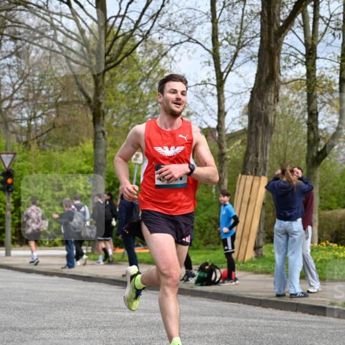 12.04.2026 - 45. Internationalen Wilhelmsburger Insellauf J. Mangold http://msf.ph/oto/9507688 12.04.2026 12:47:54 Ziel 4877, 4874, 5607, 5364, 5853, 5853, 3159 meine-sportfotos.de