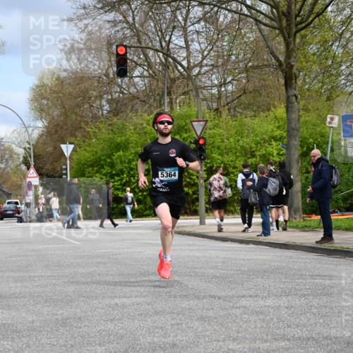 12.04.2026 - 45. Internationalen Wilhelmsburger Insellauf J. Mangold http://msf.ph/oto/9507691 12.04.2026 12:47:55 Ziel 4874, 5607, 5364, 5853, 3159, 4677 meine-sportfotos.de