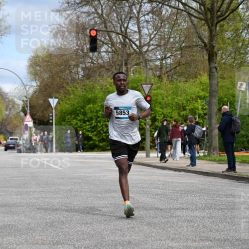 12.04.2026 - 45. Internationalen Wilhelmsburger Insellauf J. Mangold http://msf.ph/oto/9507707 12.04.2026 12:48:06 Ziel 5607, 5364, 5853, 3159, 4677, 4240, 4893 meine-sportfotos.de