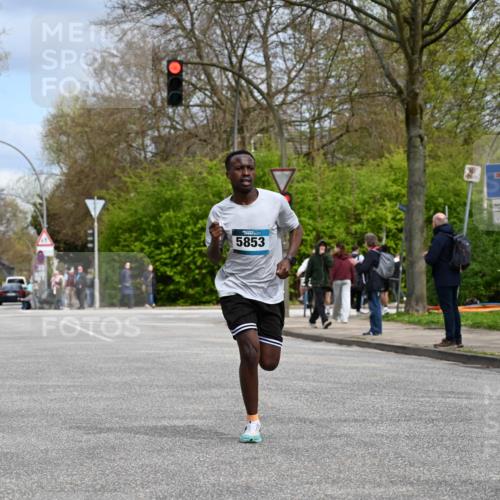 12.04.2026 - 45. Internationalen Wilhelmsburger Insellauf J. Mangold http://msf.ph/oto/9507708 12.04.2026 12:48:06 Ziel 5607, 5364, 5853, 3159, 4677, 4240, 4893 meine-sportfotos.de