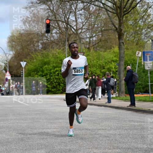12.04.2026 - 45. Internationalen Wilhelmsburger Insellauf J. Mangold http://msf.ph/oto/9507709 12.04.2026 12:48:06 Ziel 5607, 5364, 5853, 3159, 4677, 4240, 4893 meine-sportfotos.de