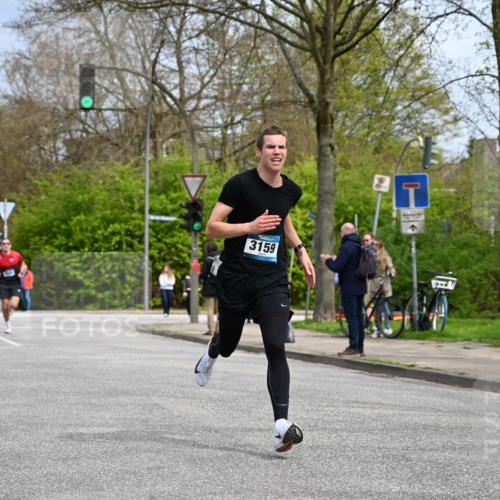 12.04.2026 - 45. Internationalen Wilhelmsburger Insellauf J. Mangold http://msf.ph/oto/9507729 12.04.2026 12:48:28 Ziel 3159, 4677, 4240, 4893, 4893, 3947, 5648, 4876 meine-sportfotos.de