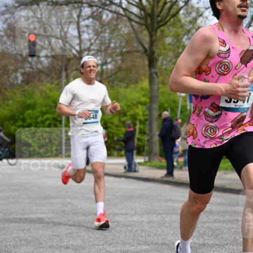 12.04.2026 - 45. Internationalen Wilhelmsburger Insellauf J. Mangold http://msf.ph/oto/9507779 12.04.2026 12:48:49 Ziel 4893, 3947, 5648, 4876, 2378, 5625, 5711, 5566, 3816 meine-sportfotos.de