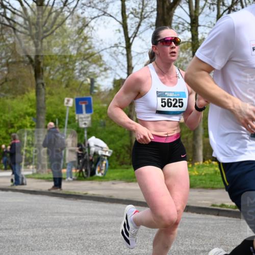12.04.2026 - 45. Internationalen Wilhelmsburger Insellauf J. Mangold http://msf.ph/oto/9507815 12.04.2026 12:49:04 Ziel 4876, 2378, 5625, 5711, 5711, 5566, 3816, 5335, 3612, 2403, 3612, 2403, 5793 meine-sportfotos.de