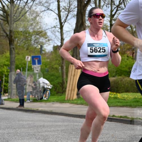 12.04.2026 - 45. Internationalen Wilhelmsburger Insellauf J. Mangold http://msf.ph/oto/9507816 12.04.2026 12:49:04 Ziel 4876, 2378, 5625, 5711, 5711, 5566, 3816, 5335, 3612, 2403, 3612, 2403, 5793 meine-sportfotos.de