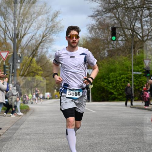 12.04.2026 - 45. Internationalen Wilhelmsburger Insellauf J. Mangold http://msf.ph/oto/9507832 12.04.2026 12:49:19 Ziel 5711, 5566, 3816, 5335, 3612, 2403, 5793, 5527, 4505 meine-sportfotos.de