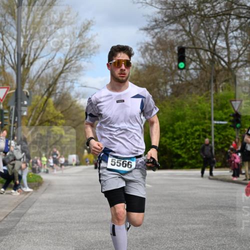 12.04.2026 - 45. Internationalen Wilhelmsburger Insellauf J. Mangold http://msf.ph/oto/9507833 12.04.2026 12:49:19 Ziel 5711, 5566, 3816, 5335, 3612, 2403, 5793, 5527, 4505 meine-sportfotos.de
