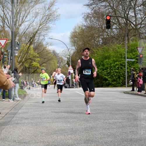 12.04.2026 - 45. Internationalen Wilhelmsburger Insellauf J. Mangold http://msf.ph/oto/9507843 12.04.2026 12:49:28 Ziel 5711, 5566, 3816, 5335, 3612, 2403, 5793, 5527, 4505, 5146 meine-sportfotos.de