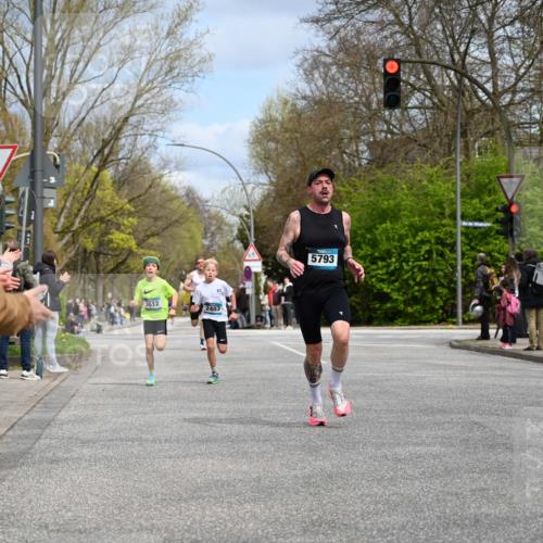 12.04.2026 - 45. Internationalen Wilhelmsburger Insellauf J. Mangold http://msf.ph/oto/9507844 12.04.2026 12:49:28 Ziel 5711, 5566, 3816, 5335, 3612, 2403, 5793, 5527, 4505, 5146 meine-sportfotos.de