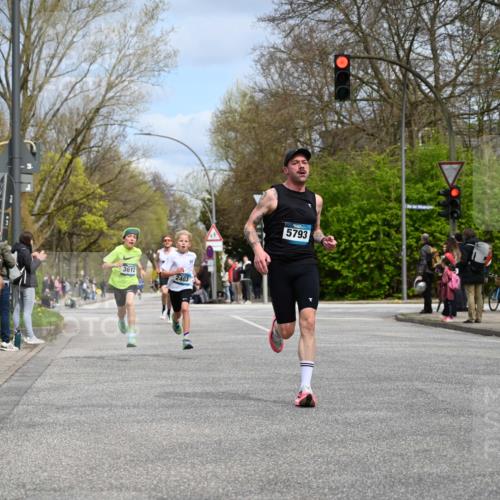 12.04.2026 - 45. Internationalen Wilhelmsburger Insellauf J. Mangold http://msf.ph/oto/9507846 12.04.2026 12:49:29 Ziel 5711, 5566, 3816, 5335, 3612, 2403, 5793, 5527, 4505, 5146 meine-sportfotos.de