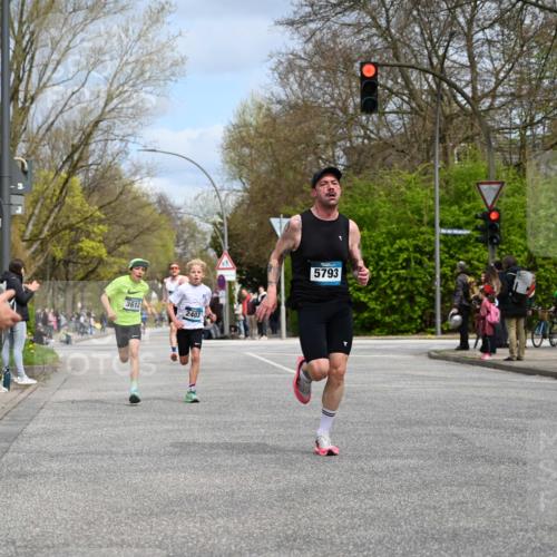 12.04.2026 - 45. Internationalen Wilhelmsburger Insellauf J. Mangold http://msf.ph/oto/9507847 12.04.2026 12:49:29 Ziel 5711, 5566, 3816, 5335, 3612, 2403, 5793, 5527, 4505, 5146 meine-sportfotos.de