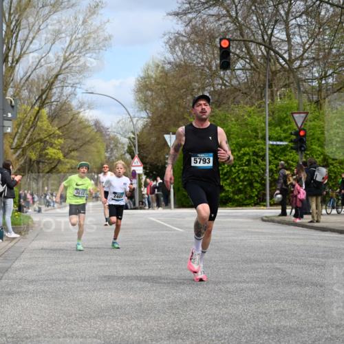 12.04.2026 - 45. Internationalen Wilhelmsburger Insellauf J. Mangold http://msf.ph/oto/9507848 12.04.2026 12:49:29 Ziel 5711, 5566, 3816, 5335, 3612, 2403, 5793, 5527, 4505, 5146 meine-sportfotos.de