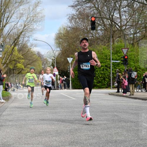 12.04.2026 - 45. Internationalen Wilhelmsburger Insellauf J. Mangold http://msf.ph/oto/9507849 12.04.2026 12:49:29 Ziel 5711, 5566, 3816, 5335, 3612, 2403, 5793, 5527, 4505, 5146 meine-sportfotos.de